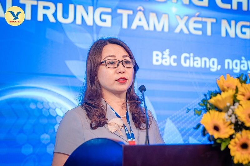 Bà Trần Thị Thu Hà - Phó Giám đốc Văn phòng công nhận chất lượng trực thuộc Bộ Khoa học và Công nghệ đọc quyết định công nhận