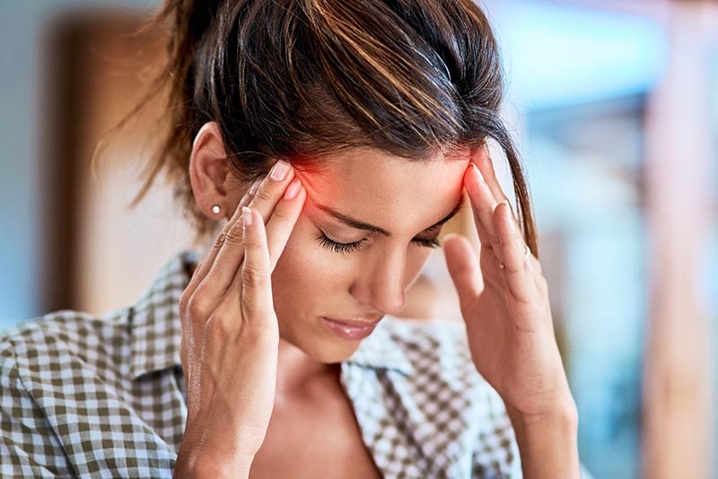 Đau đầu sau sinh đi kèm với tâm trạng lo âu, căng thẳng thường rất nguy hiểm