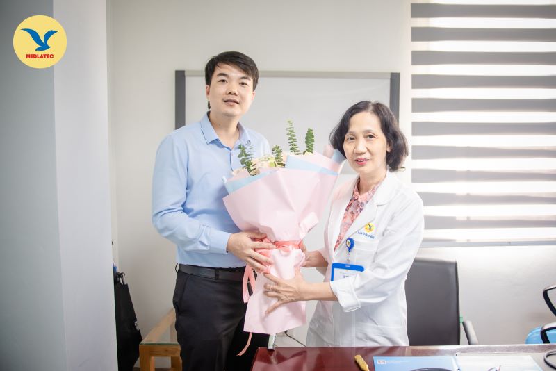 Phó Tổng Giám đốc Nguyễn Duy Hùng tặng hoa ThS. BS Đào Thị Bích Hòa