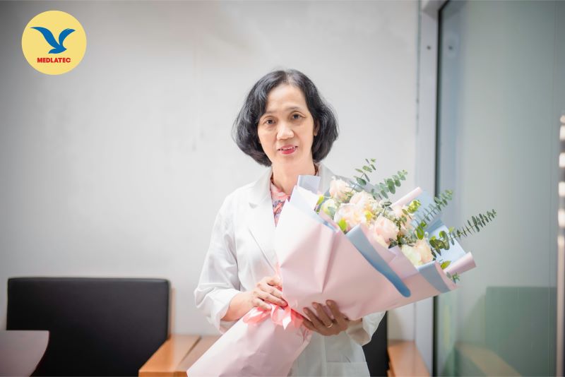 ThS. BS Đào Thị Bích Hòa rất sẵn lòng chia sẻ kinh nghiệm cũng như kiến thức cho đội ngũ bác sĩ của bệnh viện