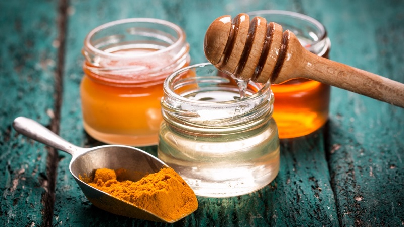Mật ong và bột nghệ kết hợp với nhau tạo nên phương thuốc chữa đau dạ dày nhanh chóng và hiệu quả
