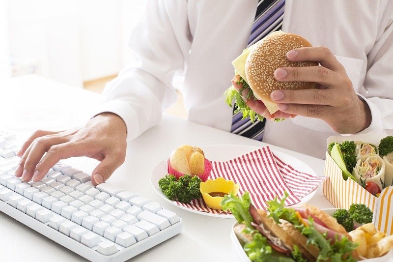 Thói quen ăn uống không khoa học có thể là tác nhân dẫn đến các cơn đau dạ dày
