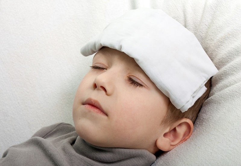 Chườm khăn ấm giúp trẻ hạ sốt