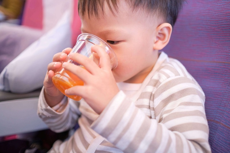 Cho bé uống nhiều nước hơn để bổ sung nước và điện giải thiếu hụt