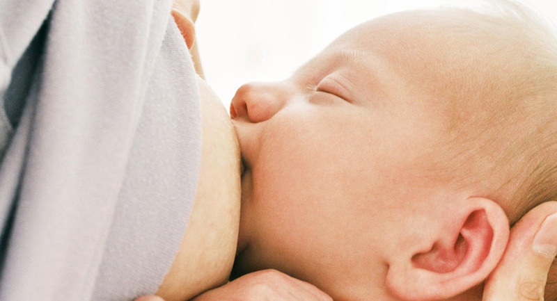 Cho trẻ bú sữa mẹ hoàn toàn sau sinh, nhất là trẻ sinh non, có thể làm giảm đi nguy cơ viêm ruột hoại tử cho trẻ 