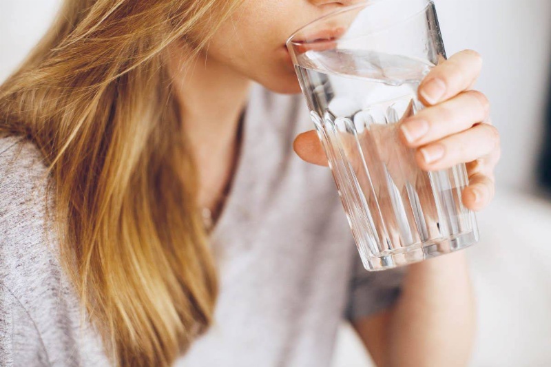 Uống đủ nước có thể góp phần giúp cơ thể điều chỉnh tiêu hóa, làm sạch ruột già tự nhiên