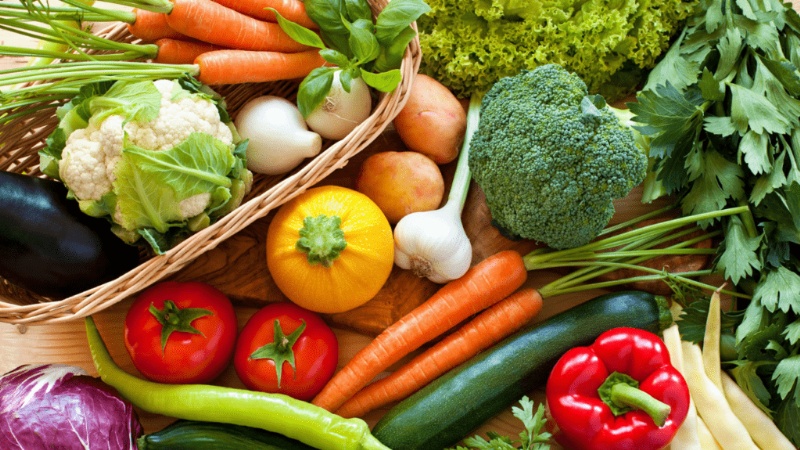 Tăng cường ăn các thực phẩm giàu chất xơ như trái cây, rau, ngũ cốc, các loại hạt,... giúp ruột già khỏe mạnh