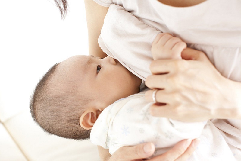 Bé bú sai khớp ngậm là một trong các nguyên nhân khiến cho mẹ bị tắc tia sữa