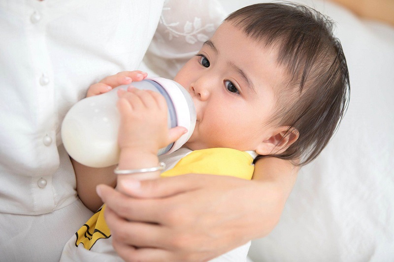 Mỗi giai đoạn phát triển, bé cần dùng loại sữa có công thức phù hợp