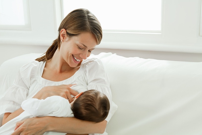 Khi cho trẻ ti mẹ nên bế trẻ thẳng lên trong khoảng 15-20 phút sau khi ăn