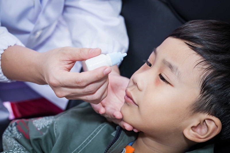 Nhỏ nước mắt sát khuẩn cho bé khi lên lẹo mắt