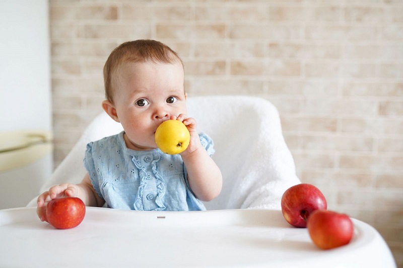 Bố mẹ nên cho trẻ ăn nhiều hoa quả, rau xanh