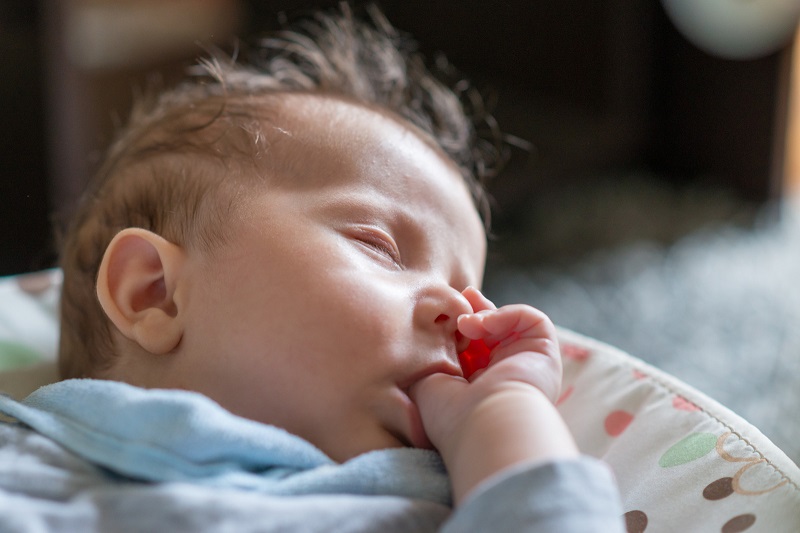 Mút tay giúp bé cảm giác thư giãn hơn trước khi vào giấc ngủ