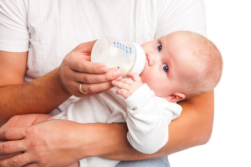 Khi pha sữa cho trẻ sơ sinh các mẹ nên chú ý pha đúng công thức và tỉ lệ