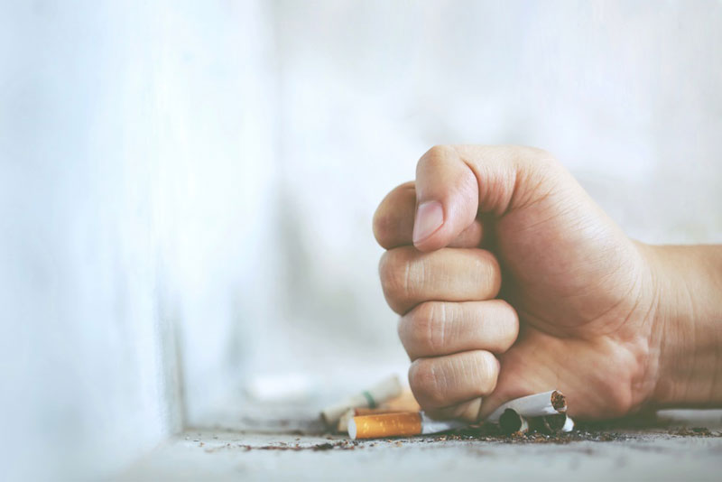 Bỏ hút thuốc là một trong cách điều trị tràn dịch màng phổi tại nhà hiệu quả