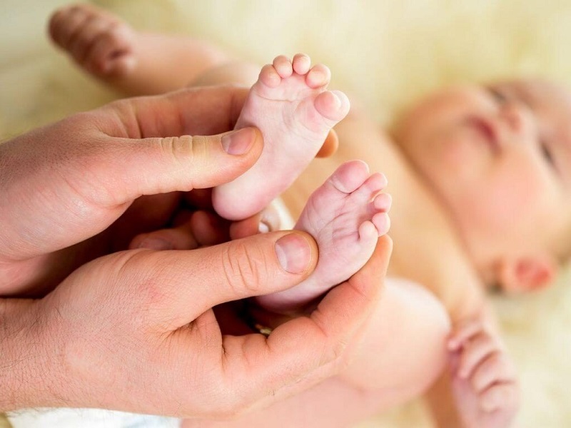 Xét nghiệm lấy máu gót chân được thực hiện với trẻ sơ sinh từ 2 - 7 ngày tuổi