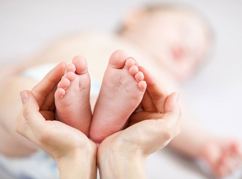 Lấy máu gót chân trẻ để xét nghiệm là cách để cha mẹ bảo vệ con ở giai đoạn sớm