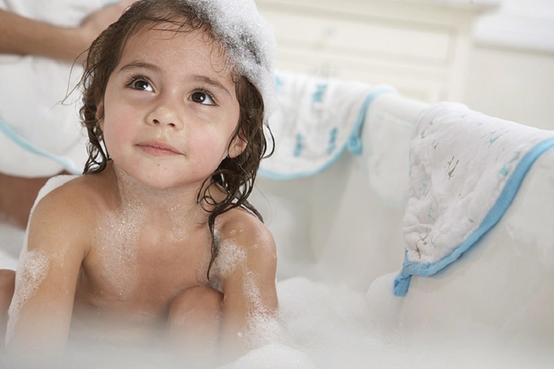 Vệ sinh vùng kín cho con không sạch sẽ có thể là nguyên nhân khiến trẻ ra khí hư bất thường
