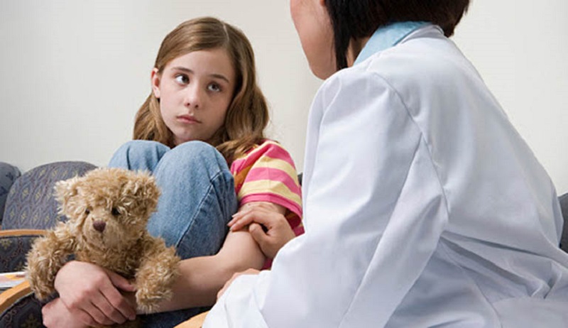Nếu trẻ ra khí hư bất thường kéo dài cha mẹ nên cho con đi khám bác sĩ phụ khoa