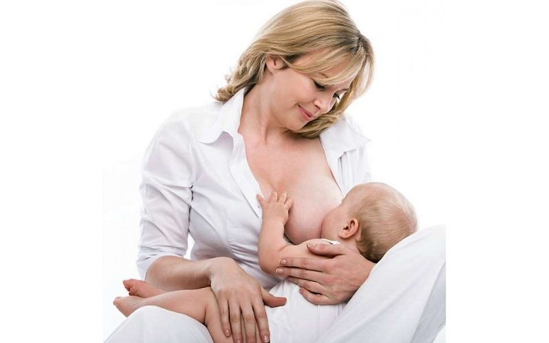 Cho trẻ bú sai cách là một trong các nguyên nhân khiến cho mẹ bị căng sữa sau sinh