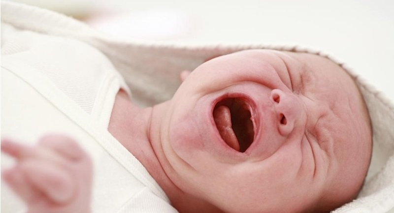 Mẹ bị căng sữa dễ khiến trẻ bú khó ngậm vú nên bú không đủ no và thường xuyên quấy khóc 