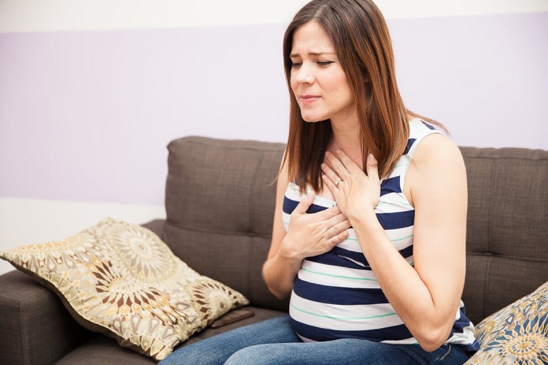 Chứng ợ nóng trong thai kỳ do nồng độ hormone progesterone tăng lên có thể khiến mẹ bầu bị tức ngực