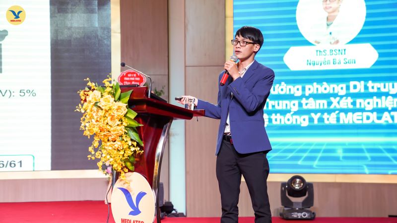 ThS. BSNT Nguyễn Bá Sơn trình bày báo cáo “Vai trò xét nghiệm di truyền trong chẩn đoán và điều trị” tại Hội nghị 