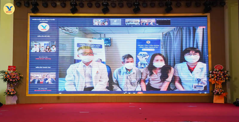 Hình ảnh bệnh nhân cùng người nhà đến thăm khám trực tiếp tại PKĐK Âu Cơ - Phú Thọ được trình chiếu ở điểm cầu diễn ra Hội nghị