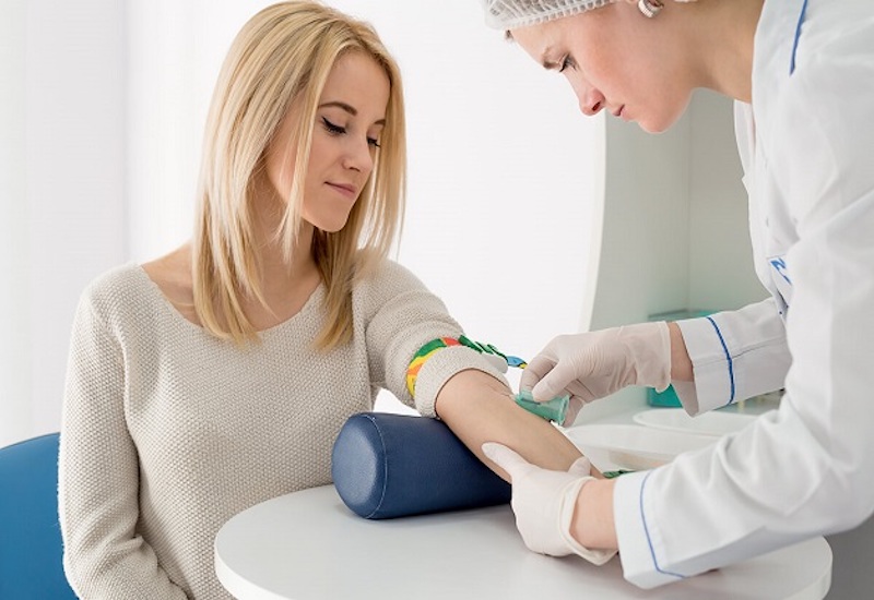 Để thực hiện xét nghiệm beta HCG, khách hàng cần được thu thập mẫu máu hoặc mẫu nước tiểu