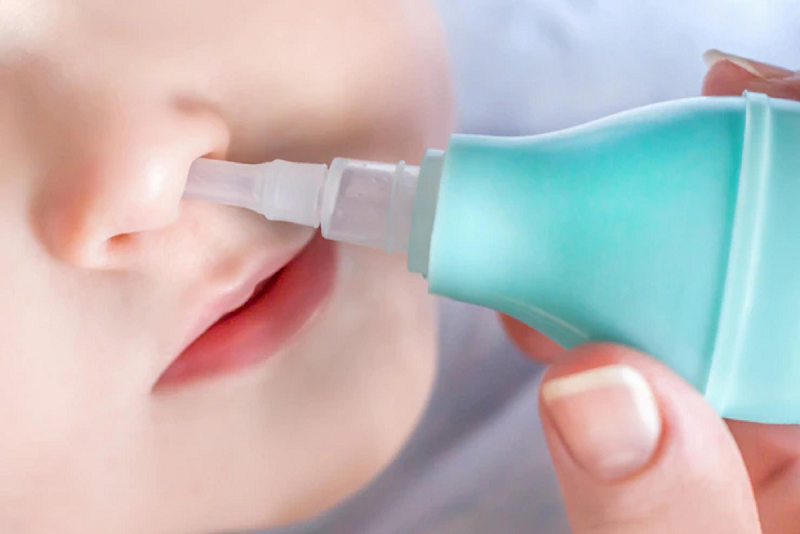 Rửa mũi với nước muối sinh lý giúp giảm tình trạng ngạt mũi hiệu quả