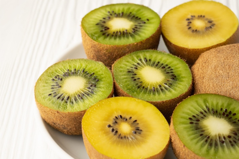 Mẹ bầu có thể ăn kiwi tươi như trái cây thông thường hoặc chế biến thành các món ăn