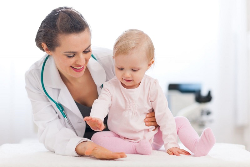 Nếu phát hiện vùng kín của con có dấu hiệu bất thường mẹ nên cho trẻ đến khám bác sĩ phụ khoa