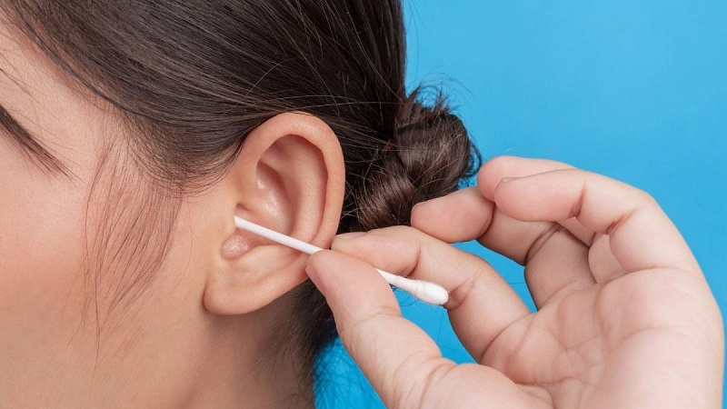 Vệ sinh tai không sạch là một trong các nguyên nhân khiến mụn mọc trong tai