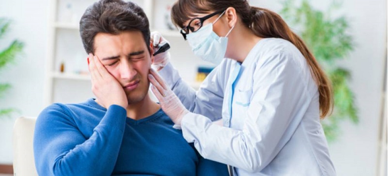 Khi bị đau nhức vì mụn trong tai tốt nhất nên khám bác sĩ để có hướng điều trị ngay