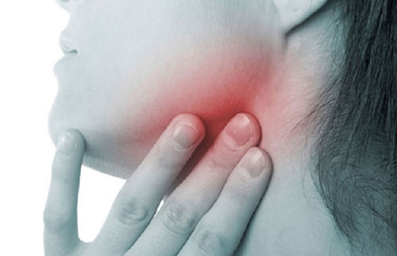 Người bị u tuyến nước bọt mang tai thường có khối u sưng ở góc hàm