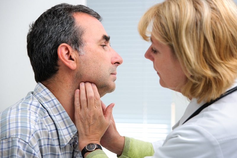 Thăm khám bác sĩ chuyên khoa giúp chẩn đoán và đánh giá tình trạng lành/ác tính của u tuyến nước bọt mang tai