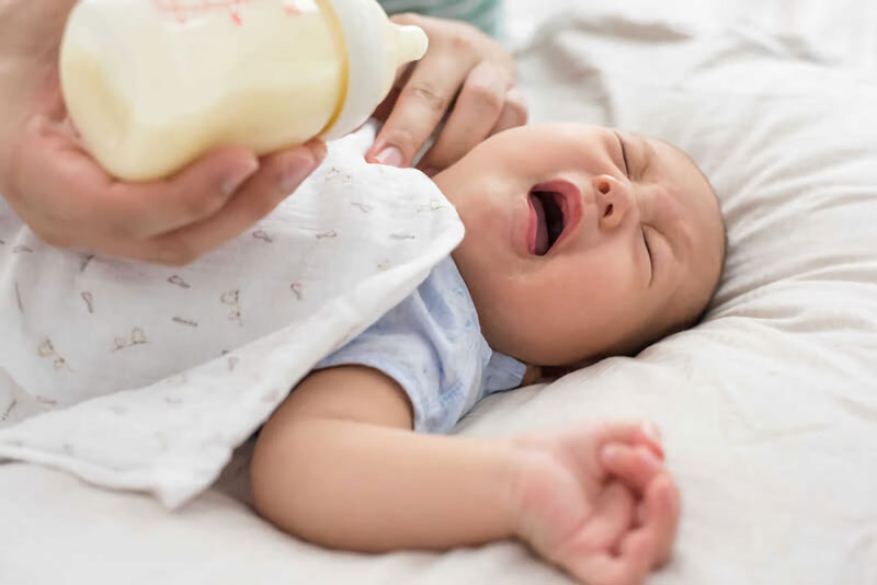 Chia nhỏ lượng sữa cho bú sẽ giúp giảm các biểu hiện của trào ngược dạ dày ở trẻ