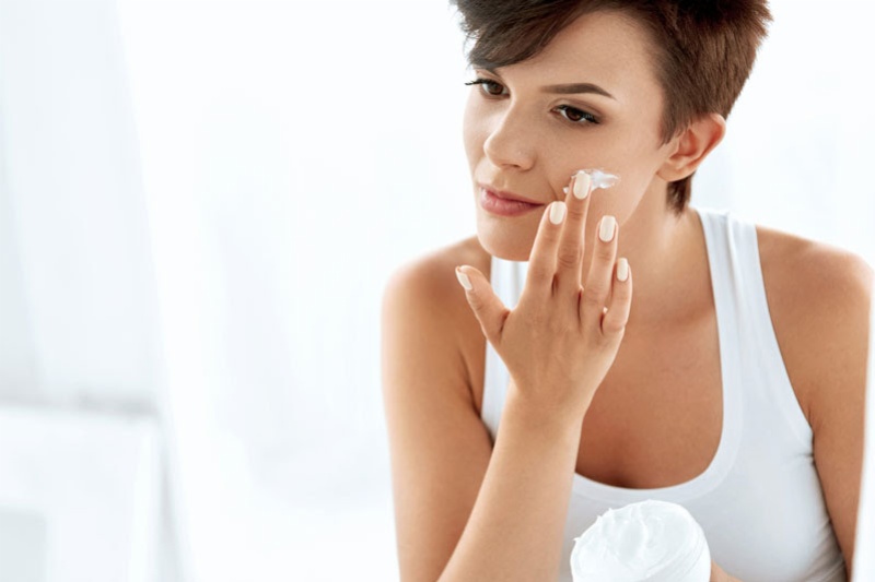 Dùng kem dưỡng ẩm có thành phần lành tính để cung cấp độ ẩm cho da, tăng tốc độ hồi phục của làn da