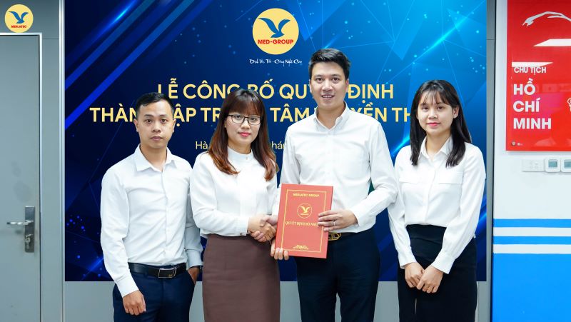Ban Giám đốc Trung tâm Truyền thông nhận quyết định bổ nhiệm từ TS. Nguyễn Trí Anh - Tổng Giám đốc Tập đoàn MED-Group.