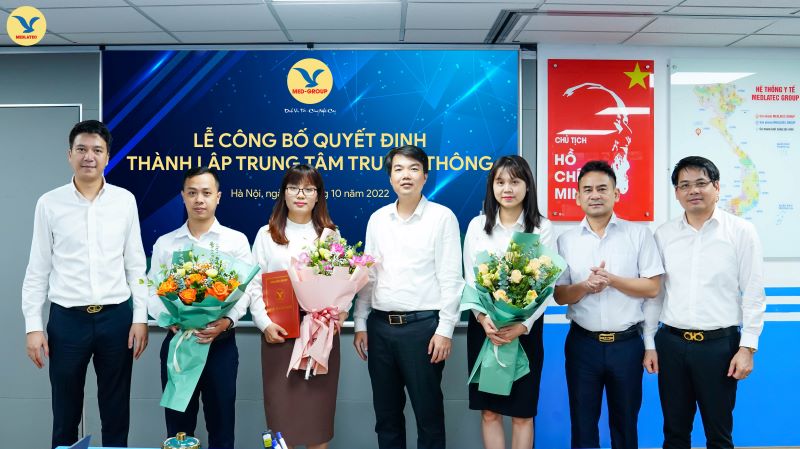 Ban Giám đốc Trung tâm Truyền thông nhận những bó hoa tươi thắm từ Ban Tổng Giám đốc Tập đoàn.