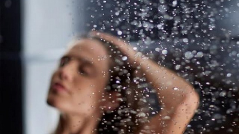 Tắm nước ấm buổi sáng có thể giúp cải thiện đau lưng