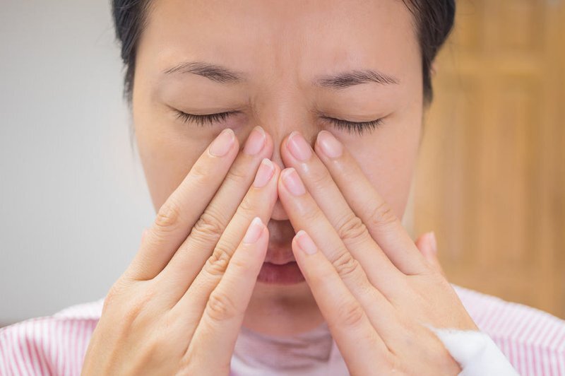 Người bị thủng vách ngăn mũi thường xuyên cảm thấy đau nhức phía trong mũi