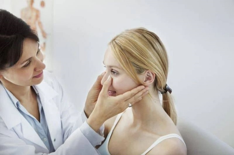 Khi nghi ngờ vách ngăn mũi bị thủng người bệnh nên khám bác sĩ để được chẩn đoán bệnh