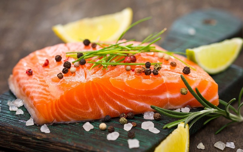 Mẹ nên ăn cá hồi thường xuyên để bổ sung omega-3 và DHA cho bé