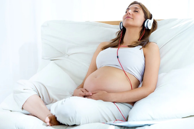 Mẹ nghe nhạc khi nghỉ ngơi, thư giãn giúp thai nhi cảm nhận được tốt nhất