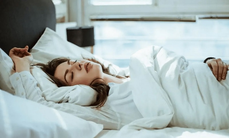 Nằm ngửa khi ngủ là cách đơn giản để cải thiện tình quầng thâm mắt