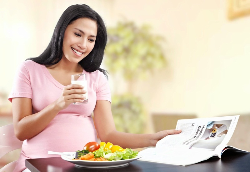 Lựa chọn đồ ăn với số lượng vừa đủ và đảm bảo cân bằng dinh dưỡng cho từng giai đoạn thai kỳ