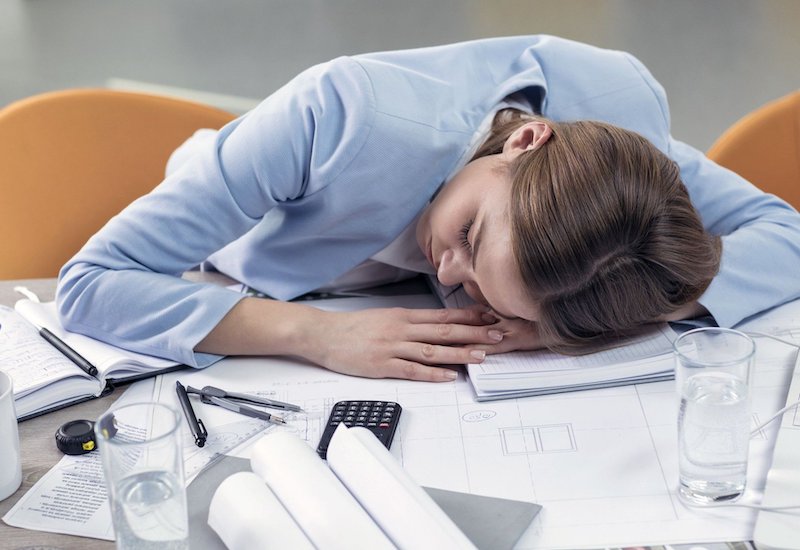 Ngủ rũ ảnh hưởng đến năng suất làm việc