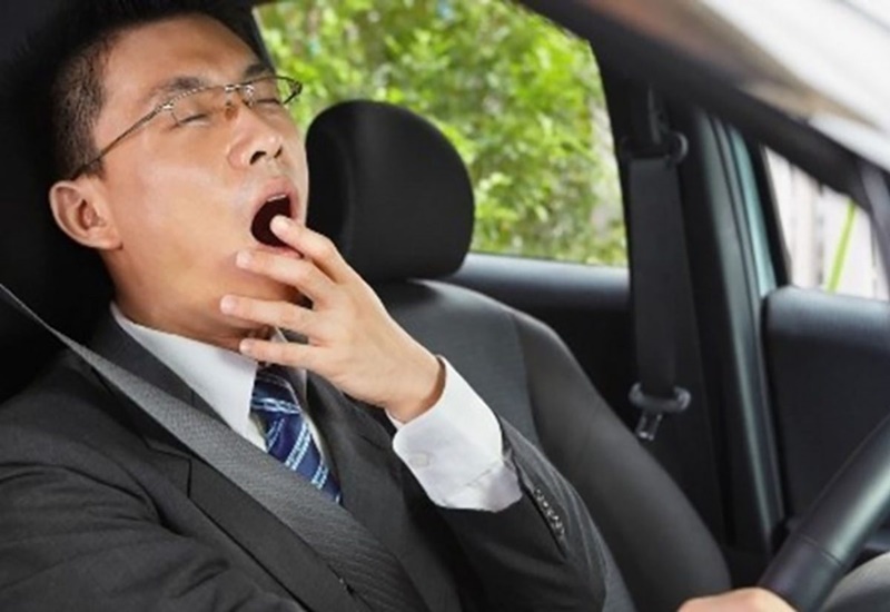 Ngủ rũ khi đang lái xe rất nguy hiểm