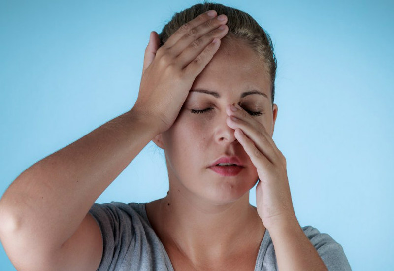 Viêm xoang khiến bệnh nhân dễ bị nghẹt mũi và đau nhức đầu liên tục